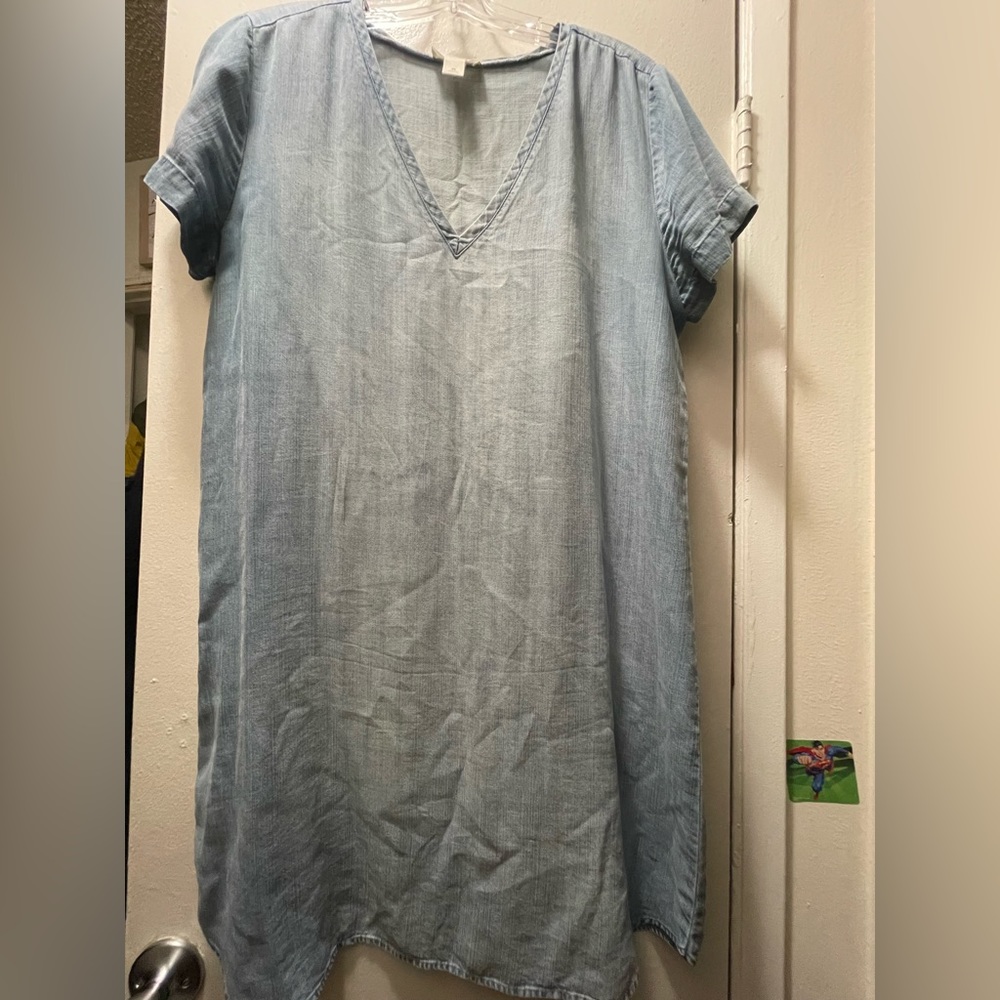 Lounge LOFT Outlet chambray dress. Faded chambray look.Short sleeve.Knee length